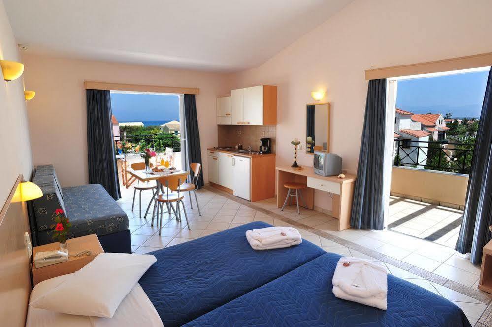 Thinalos Aparthotel Acharavi  Exteriör bild
