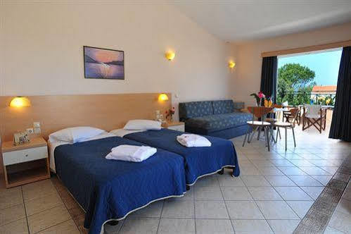 Thinalos Aparthotel Acharavi  Exteriör bild